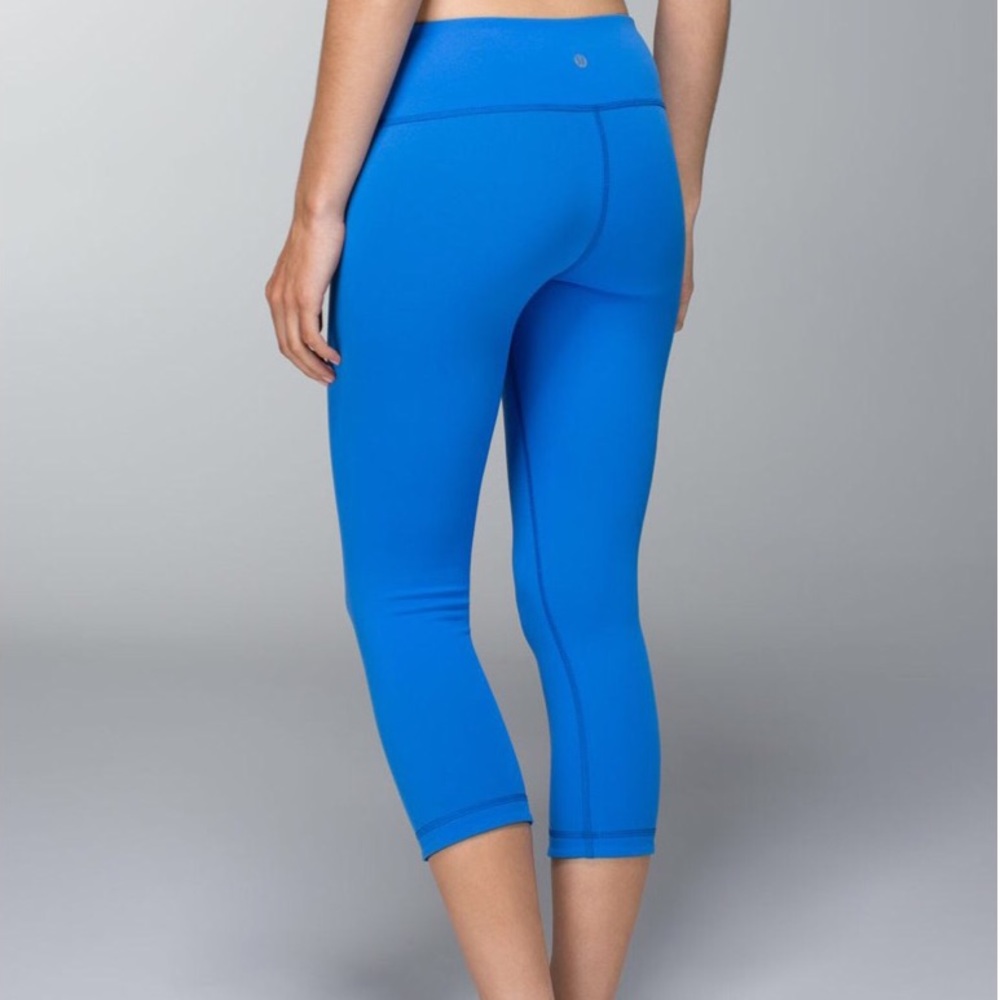LULULEMON Reversible Wunder Under Crop Leggings in great condition, size 6